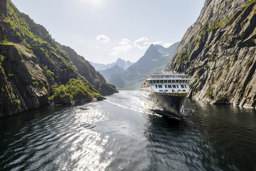 MV Eastern Collection sailing through Japan and East Asia